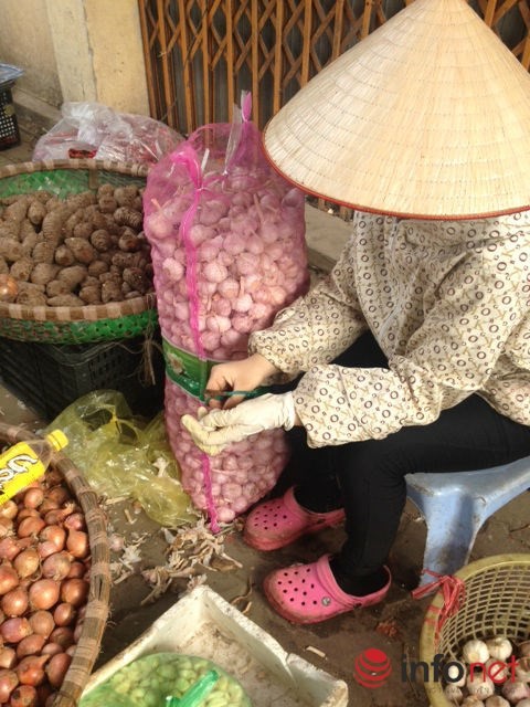 Do hành, tỏi Trung Quốc củ to, dễ bóc vỏ nên được các nhà hàng mua với số lượng lớn.