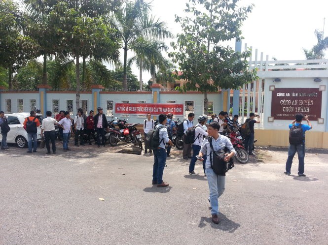 Rất đông các phóng viên tập trung trước trụ sở Công an huyện Chơn Thành - Ảnh: Đức Trong Rất đông các phóng viên tập trung trước trụ sở Công an huyện Chơn Thành - Ảnh: Đức Trong
