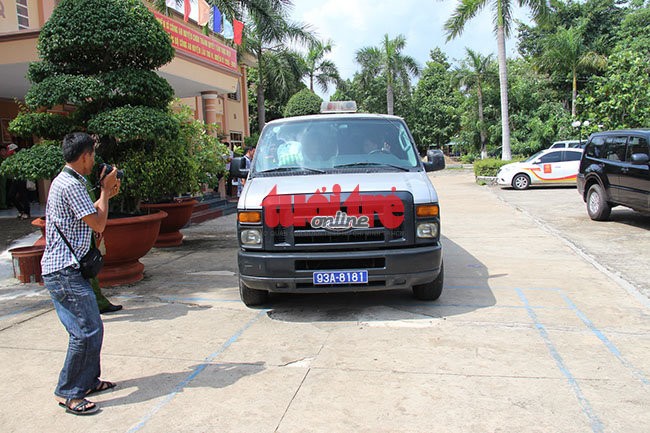 Chiếc xe chở nghi can đi nơi khác trong khi cuộc họp báo đang diễn ra. - Ảnh: Bá Sơn Chiếc xe chở nghi can đi nơi khác trong khi cuộc họp báo đang diễn ra. - Ảnh: Bá Sơn