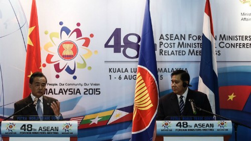 Ngoại trưởng Trung Quốc và người đồng nhiệm Thái Lan tại một cuộc họp báo trong khuôn khổ Hội nghị Ngoại trưởng ASEAN. Ảnh: AFP