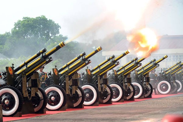 21 loạt đạn bác nổ vang rền trong khu vực Hoàng thành. Ảnh: Quý Đoàn.