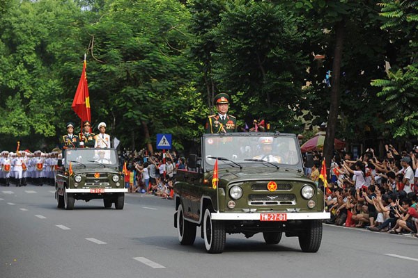 Xe chỉ huy dẫn đầu đoàn diễu binh, diễu hành trên phố Nguyễn Thái Học. Ảnh:Quý Đoàn.