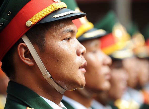 Nhiệt độ ngoài trời ở Hà Nội sáng nay đạt 27 độ C. Mồ hôi trên khuôn mặt của một chiến sĩ tham gia diễu binh. Ảnh:Quý Đoàn.