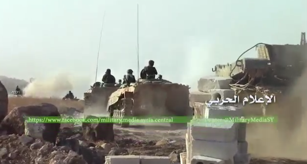 Quân đội Syria tiêu diệt một đoàn xe của lực lượng khủng bố ở Idlib. Đoàn xe tăng thiết giáp quân đội chính phủ và Hezbollah trở về từ trận chiến.