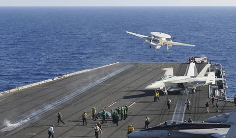 Tàu sân bay USS Nimitz của Mỹ tiến hành diễn tập trên khu vực Biển Đông khi tình hình căng thẳng giữa Trung Quốc và Philippines leo thang. Tàu sân bay USS Nimitz của Mỹ tiến hành diễn tập trên khu vực Biển Đông khi tình hình căng thẳng giữa Trung Quốc và Philippines leo thang.