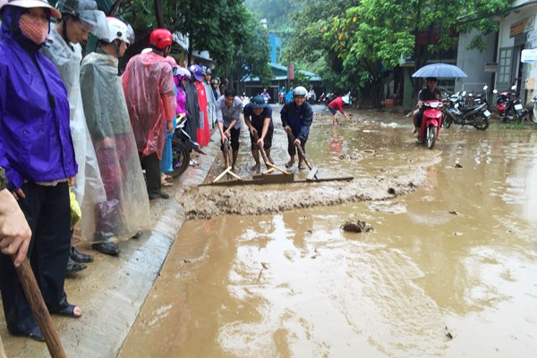 Lũ về trên suối Ngòi Đum, đoạn qua tổ 1A, thành phố Lào Cai. Hơn 40 nhà dân ở tổ 1A, phường Kim Tân bị ngập sâu trong nước lũ. Người dân đang di chuyển đồ đạc về nơi an toàn. Lực lượng chức năng có mặt kịp thời giúp người dân khắc phục hậu quả mưa lũ. Lũ trên suối Phìn Ngan Bát Xát lúc 7 giờ sáng nay. Ảnh: Ngọc Bằng Người dân xã Quang Kim khắc phục hậu quả do lũ lụt gây ra. Ảnh: Ngọc Bằng Hiện, lũ trên sông Hồng, đoạn qua TP. Lào Cai đang lên cao. Lũ về trên suối Ngòi Đum, đoạn qua tổ 1A, thành phố Lào Cai. Hơn 40 nhà dân ở tổ 1A, phường Kim Tân bị ngập sâu trong nước lũ. Người dân đang di chuyển đồ đạc về nơi an toàn. Lực lượng chức năng có mặt kịp thời giúp người dân khắc phục hậu quả mưa lũ. Lũ trên suối Phìn Ngan Bát Xát lúc 7 giờ sáng nay. Ảnh: Ngọc Bằng Người dân xã Quang Kim khắc phục hậu quả do lũ lụt gây ra. Ảnh: Ngọc Bằng Hiện, lũ trên sông Hồng, đoạn qua TP. Lào Cai đang lên cao.