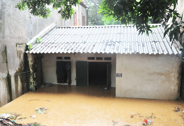 Lũ về trên suối Ngòi Đum, đoạn qua tổ 1A, thành phố Lào Cai. Hơn 40 nhà dân ở tổ 1A, phường Kim Tân bị ngập sâu trong nước lũ. Người dân đang di chuyển đồ đạc về nơi an toàn. Lực lượng chức năng có mặt kịp thời giúp người dân khắc phục hậu quả mưa lũ. Lũ trên suối Phìn Ngan Bát Xát lúc 7 giờ sáng nay. Ảnh: Ngọc Bằng Người dân xã Quang Kim khắc phục hậu quả do lũ lụt gây ra. Ảnh: Ngọc Bằng Hiện, lũ trên sông Hồng, đoạn qua TP. Lào Cai đang lên cao. Lũ về trên suối Ngòi Đum, đoạn qua tổ 1A, thành phố Lào Cai. Hơn 40 nhà dân ở tổ 1A, phường Kim Tân bị ngập sâu trong nước lũ. Người dân đang di chuyển đồ đạc về nơi an toàn. Lực lượng chức năng có mặt kịp thời giúp người dân khắc phục hậu quả mưa lũ. Lũ trên suối Phìn Ngan Bát Xát lúc 7 giờ sáng nay. Ảnh: Ngọc Bằng Người dân xã Quang Kim khắc phục hậu quả do lũ lụt gây ra. Ảnh: Ngọc Bằng Hiện, lũ trên sông Hồng, đoạn qua TP. Lào Cai đang lên cao.