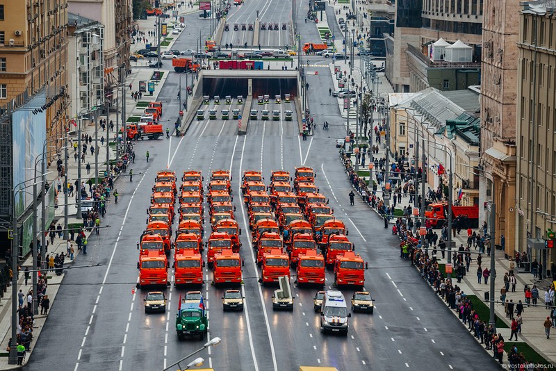 Đoàn xe dịch vụ công diễu hành trên đường phố Moscow