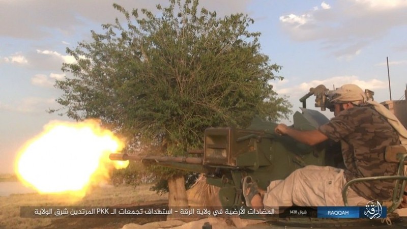 IS đánh bom tự sát và bắn tỉa, người Kurd thiệt hại nặng (video - ảnh) ảnh 10