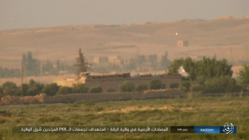 IS đánh bom tự sát và bắn tỉa, người Kurd thiệt hại nặng (video - ảnh) ảnh 11