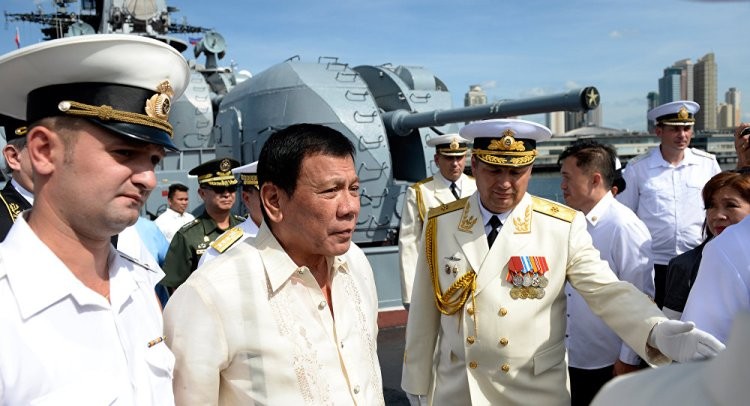 Nga và Philippines ký hợp đồng mua bán vũ khí, tặng 5.000 súng AK ảnh 1