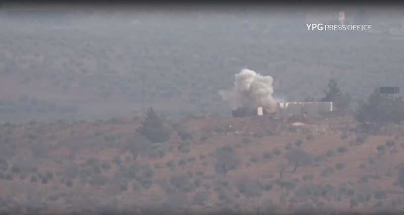 Lực lượng dân quân người Kurd tấn công xe tăng quân đội Thổ Nhĩ Kỳ ở Afrin - ảnh minh họa video YPG Press