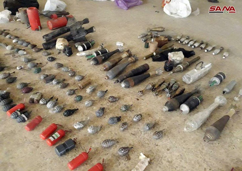 Vũ khí trang bị của lực lượng Hồi giáo cực đoan, quân đội Syria phát hiện được trong các quận ngoại ô phía nam Damascus. Ảnh SANA Vũ khí trang bị của lực lượng Hồi giáo cực đoan, quân đội Syria phát hiện được trong các quận ngoại ô phía nam Damascus. Ảnh SANA