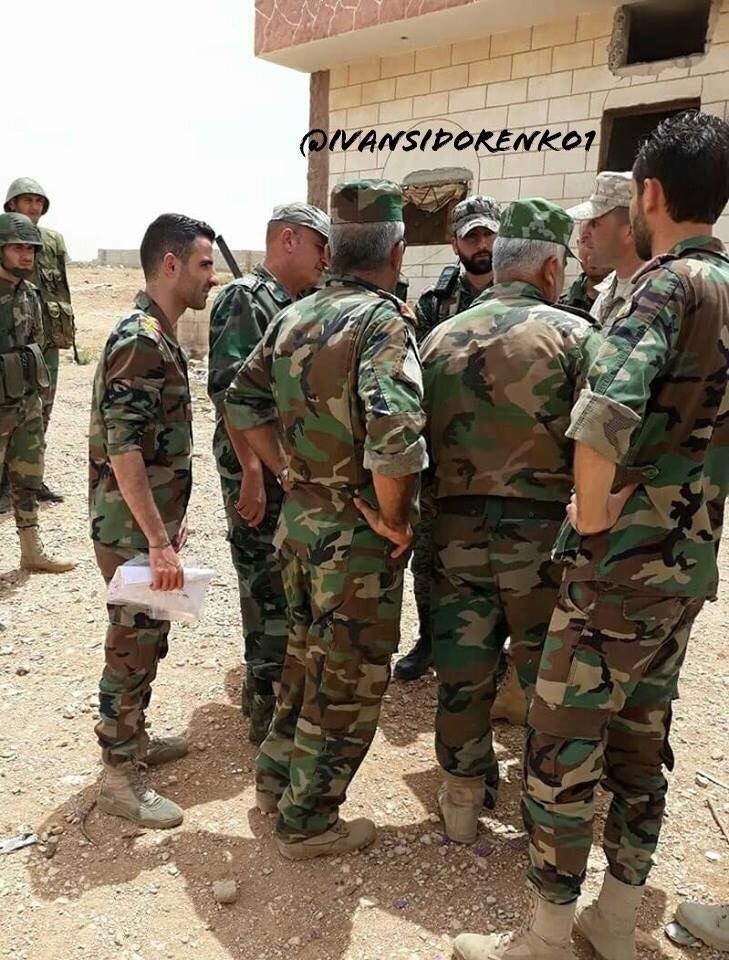 Các cố vấn quân sự Nga luôn đi sát lực lượng vũ trang Syria. Theo cách nói khác là cầm tay chỉ việc - một nghề không đơn giản trên chiến trường Syria. Ảnh Ivan Sidorenko