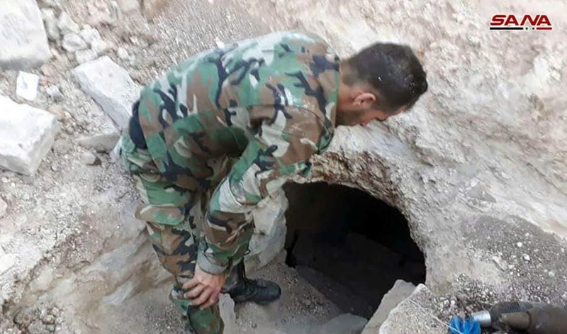 Hầm ngầm cất giấu vũ khí của lực lượng Hồi giáo cực đoan IS trên vùng sa mạc tỉnh Homs. Ảnh SANA