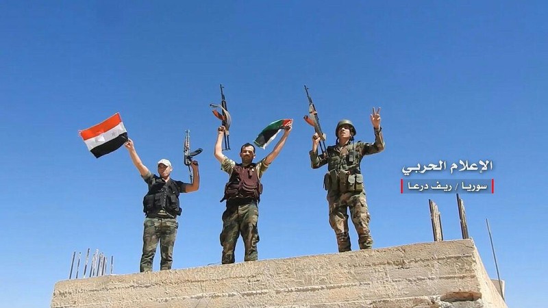 Quân đội Syria thượng cờ trên các khu dân cư vừa giải phóng ở Daraa. Ảnh minh họa video Hezbollah