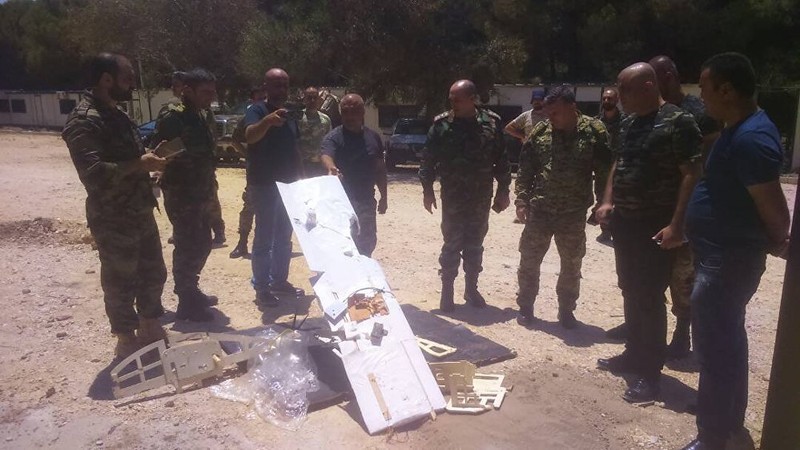 Xác chiếc máy bay không người lái bị bắn hạ trên chiến trường Hmeimim. Ảnh lực lượng vũ trang địa phương NDF Syria bảo vệ sân bay Xác chiếc máy bay không người lái bị bắn hạ trên chiến trường Hmeimim. Ảnh lực lượng vũ trang địa phương NDF Syria bảo vệ sân bay