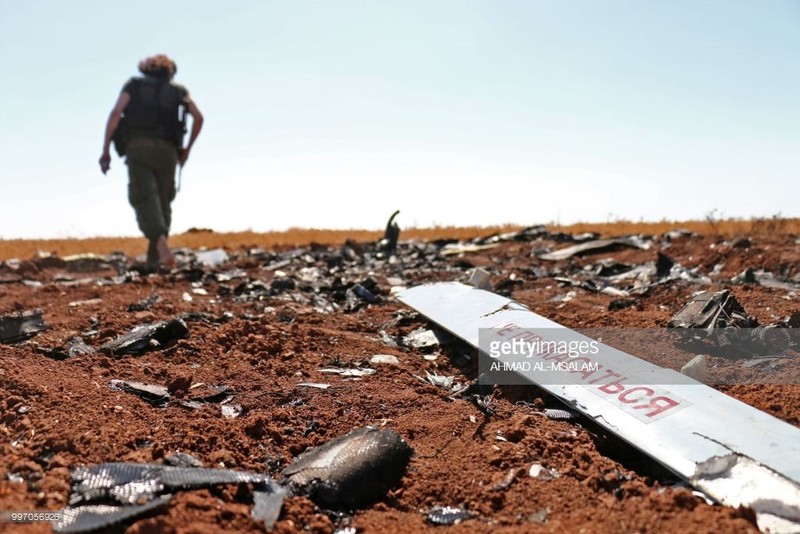 Những mảnh vỡ được cho là của máy bay không người lái không quân Syria, bị Israel bắn hạ trên không phận cao nguyên Golan. Ảnh South Front