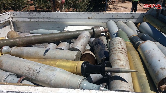 Các loại vũ khí chiến lợi phẩm được lực lượng Hồi giáo cực đoan bàn giao ở tỉnh Al_Quneitra. Ảnh SANA