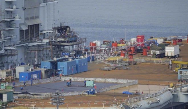 Tàu sân bay Liêu Ninh đang được nâng cấp boong thượng trung tâm điều khiển. Ảnh South Front