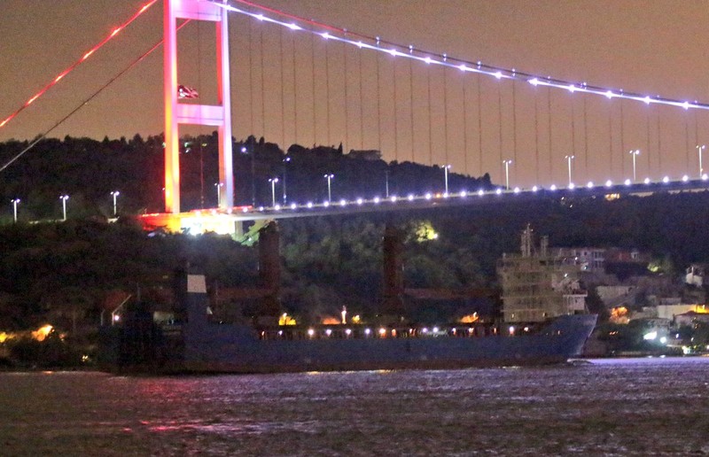 Tàu vận tải hạng nặng Ro-Ro Sparta III đi qua eo biển Bosphorus thuộc Thổ Nhĩ Kỳ