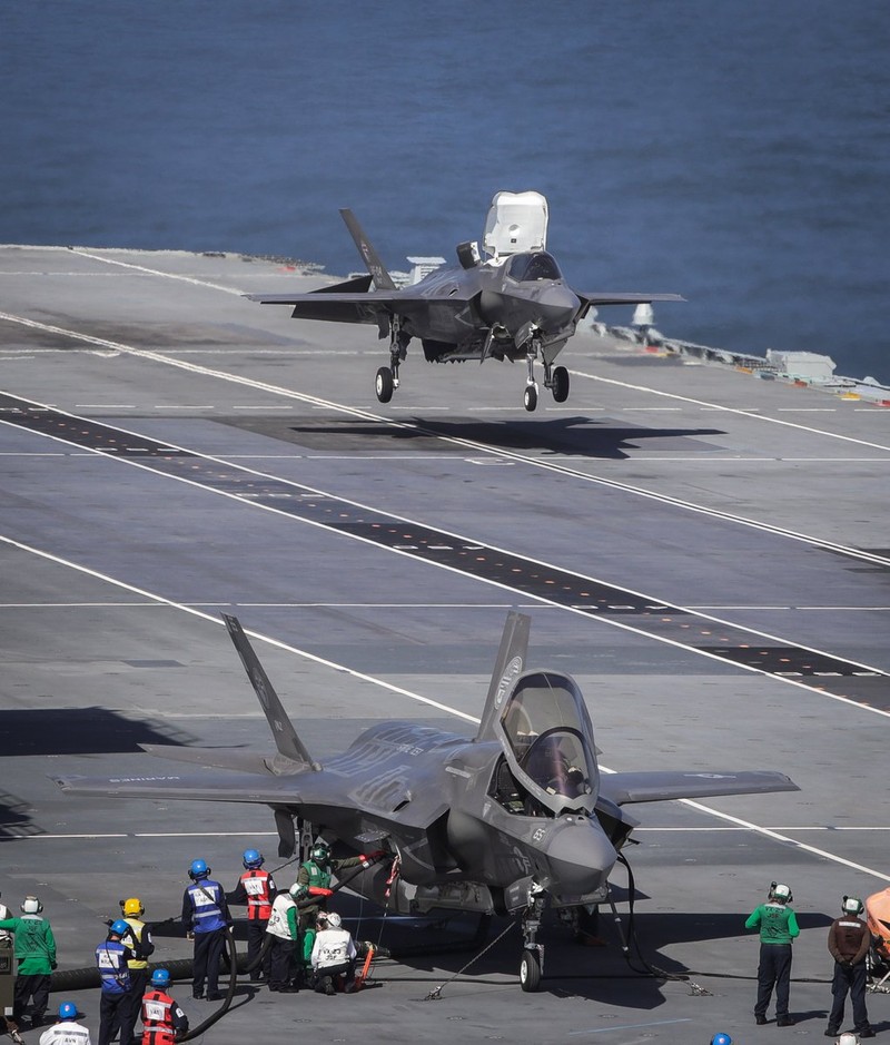 Máy bay tiêm kích tàng hình F-35B hạ cánh trên tàu sân bay Anh Queen Elizabeth. Ảnh Royal Navy