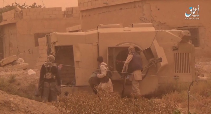 Lực lượng khủng bố IS tiến công trên chiến trường thung lũng Euphrates thuộc tỉnh Deir Ezzor. Ảnh: Amaq.