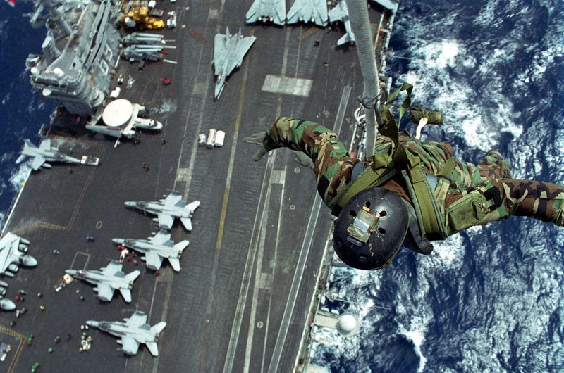 Đổ bộ binh sĩ đặc nhiệm xuống tàu sân bay USS Dwight D. Eisenhower. Ảnh The Drive Đổ bộ binh sĩ đặc nhiệm xuống tàu sân bay USS Dwight D. Eisenhower. Ảnh The Drive