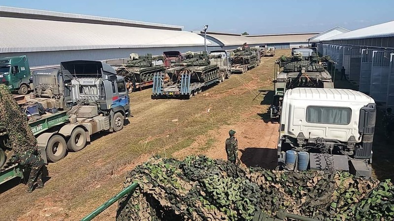 Các xe đặc chủng chuẩn bị đưa xe sang Lào. Ảnh: tài khoản Twitter @PhetDelta.