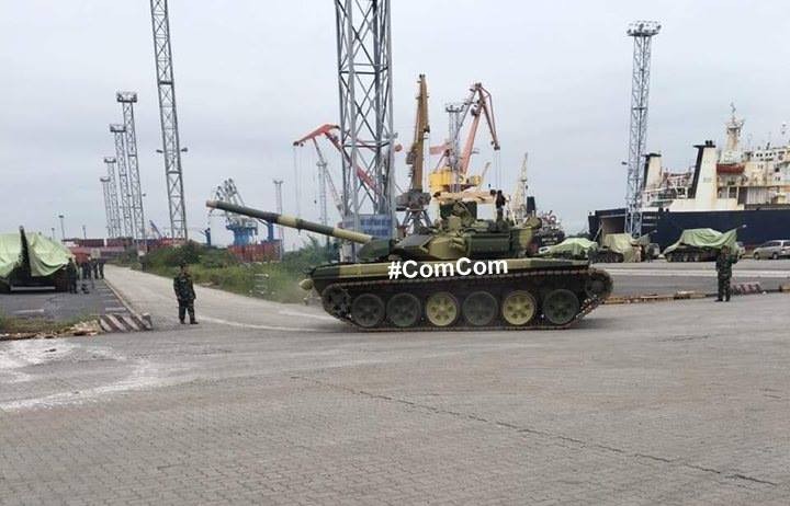 Một chiếc xe tăng T-90S được cho là đang ở trên cảng của Việt Nam. Ảnh: tài khoản FB @WarComissar.