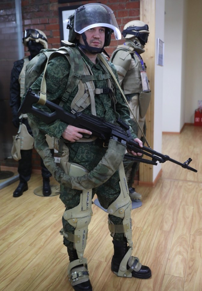 Xạ thủ súng máy với ba lô tiếp đạn và bộ khung xương chịu lực EO-1. Ảnh warsonline