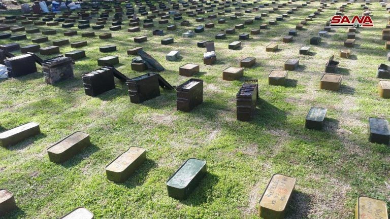 Quân đội Syria thu giữ một số lượng lớn vũ khí của lực lượng Hồi giáo cực đoan trên chiến trường các tỉnh Homs, Daraa, Damascus. Ảnh: SANA.