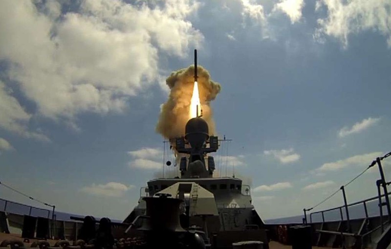 Phòng tên lửa siêu thanh Zircon 3M-22 từ chiến hạm nổi. 