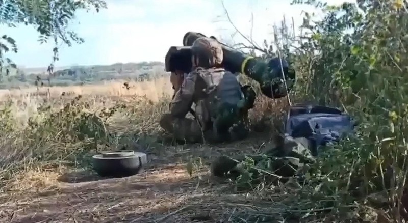 Xạ thủ chống tăng Ukraine sử dụng tên lửa Javelin. Ảnh Military Ukraine