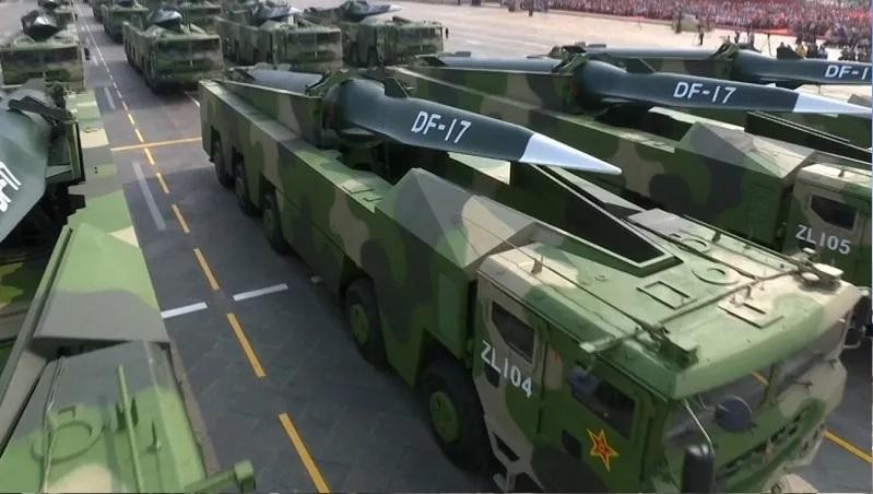 Tên lửa siêu thanh tầm trung Dongfeng-17 (DF-17) của Trung Quốc trong lễ duyệt binh ở Bắc Kinh, ngày 1/10/2019.Ảnh Military Leak Tên lửa siêu thanh tầm trung Dongfeng-17 (DF-17) của Trung Quốc trong lễ duyệt binh ở Bắc Kinh, ngày 1/10/2019.Ảnh Military Leak