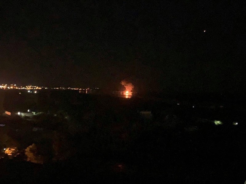 Cháy trên đường đến cầu Antonivka, ngày 7/8. Ảnh Unianform.