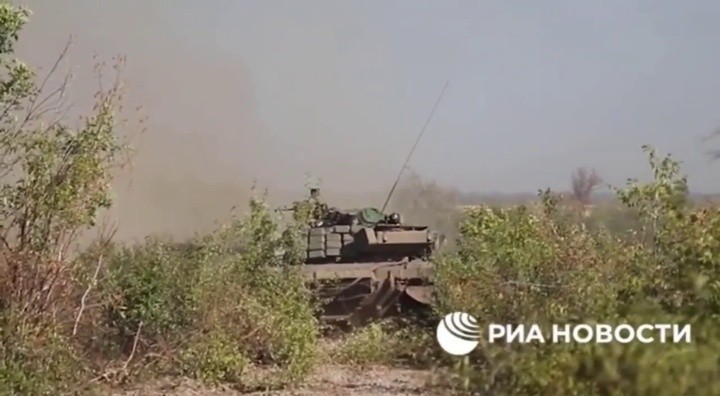 Xe tăng dân quân Luhansk tiến công trên hướng thành phố Soledar.