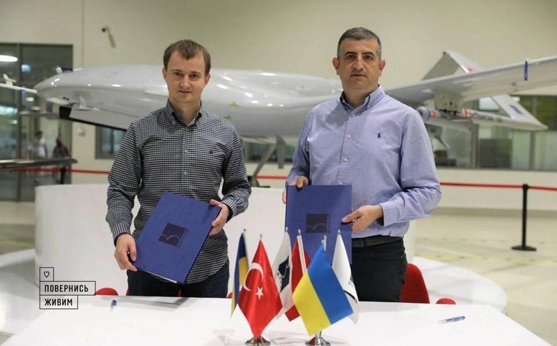 Taras Chmut và Haluk Bayraktar đã ký một bản ghi nhớ về quan hệ đối tác. Ngày 3/8/2022. Ảnh: Come Back Alive Foundation