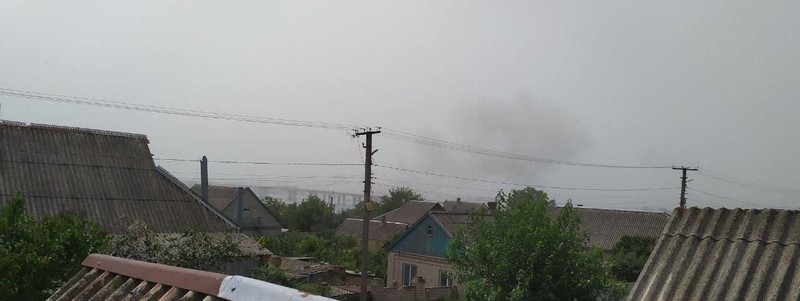 Cột khói được cho là trên cầu Antonivsky, vùng Kherson, ngày 22/8/2022. Ảnh từ các kênh Telegram