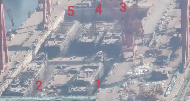 5 khu trục hạm Trung Quốc Type 052DL trong ụ của nhà máy đóng tàu Đại Liên. Ảnh Naval.News