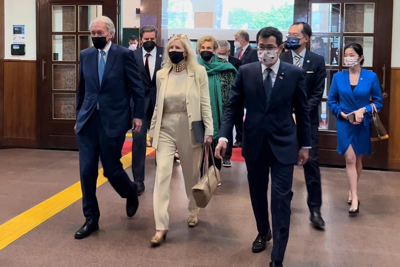 Thượng nghị sĩ Đảng Dân chủ Ed Markey của Massachusetts (ngoài cùng bên trái) và các chính trị gia Mỹ khác tại tòa nhà quốc hội ở Đài Bắc vào ngày 15/8. Ảnh: AP