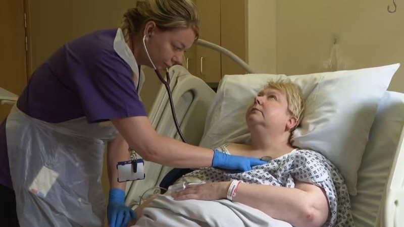 Sharon Rose đã được phẫu thuật thay khớp háng toàn phần như một phần của thử nghiệm. Ảnh ITV Tyne Tees.