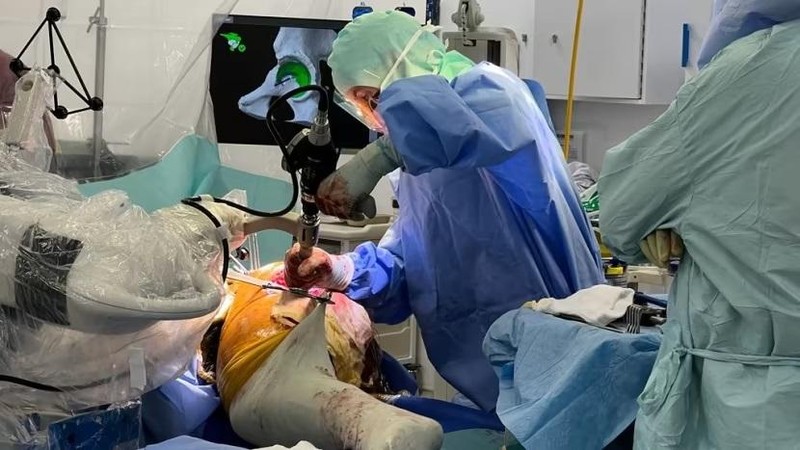 Robot phẫu thuật trị giá 1 triệu bảng Anh. Ảnh: Tim Petheram