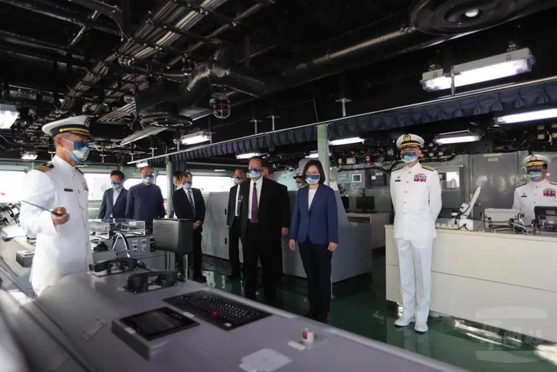 Nhà lãnh đạo Đài Loan Thái Anh Văn trên đài chỉ huy LPD. Ảnh Cơ quan quân sự Đài Loan.