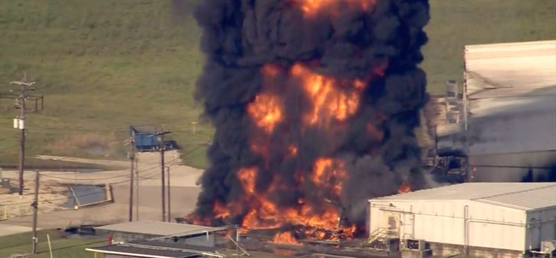 Vụ nổ nhà máy hóa chất Arkema ở Crosby, Texas. Ảnh chụp màn hình do CBS Evening News cung cấp