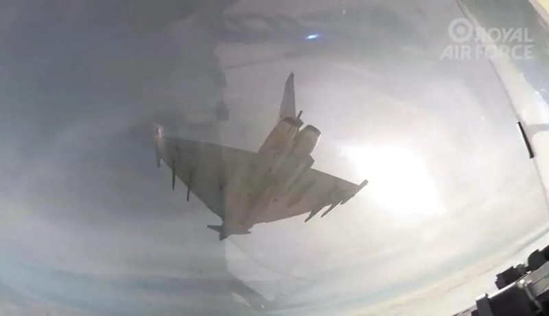 Máy bay chiến đấu Typhoon và F-35B Lightning II diễn tập chiến đấu bắn đạn thật. Ảnh Royal Air Force Máy bay chiến đấu Typhoon và F-35B Lightning II diễn tập chiến đấu bắn đạn thật. Ảnh Royal Air Force