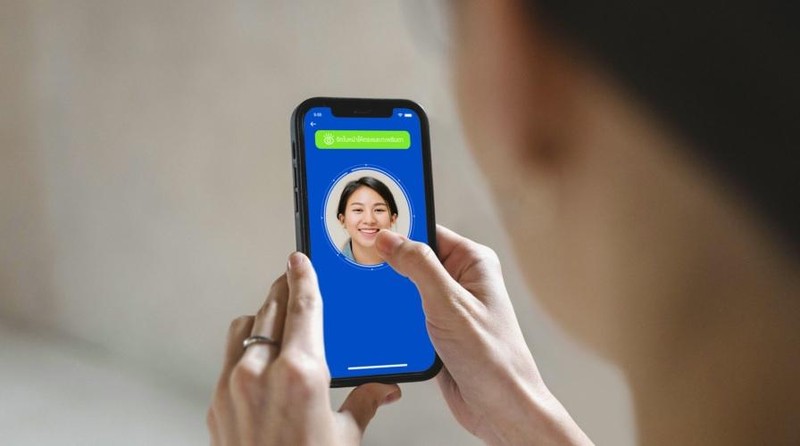 Tự chụp ảnh để nhận dạng trong fintech eKYC của ADVANCE.AI. Ảnh Tech Wire Asia.