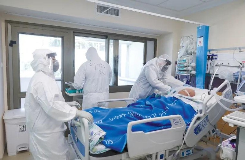 Các bác sĩ tại Trung tâm Y tế Galilee điều trị cho một bệnh nhân bị nhiễm coronavirus. Ảnh: MARC ISRAEL SELLEM / THE JERUSALEM POST)