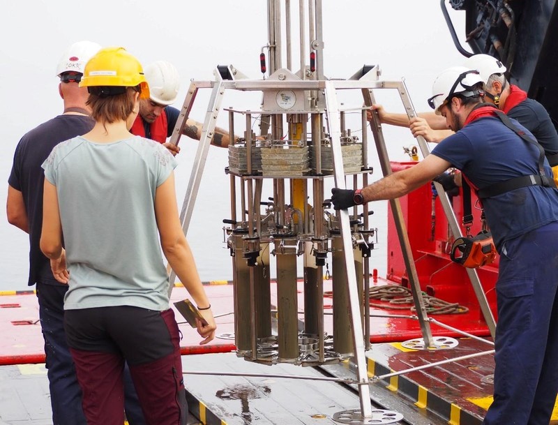 Các nhà nghiên cứu kiểm tra Apollo 2. Ảnh Đại học Công nghệ Delft.