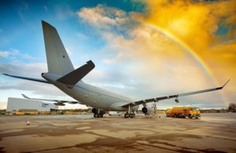 Máy bay vận tải RAF Voyager, phiên bản quân sự của Airbus A330 bay trên bầu trời Oxfordshire, sử dụng nhiên liệu hàng không bền vững 100%. Ảnh Không quân Hoàng gia Anh.